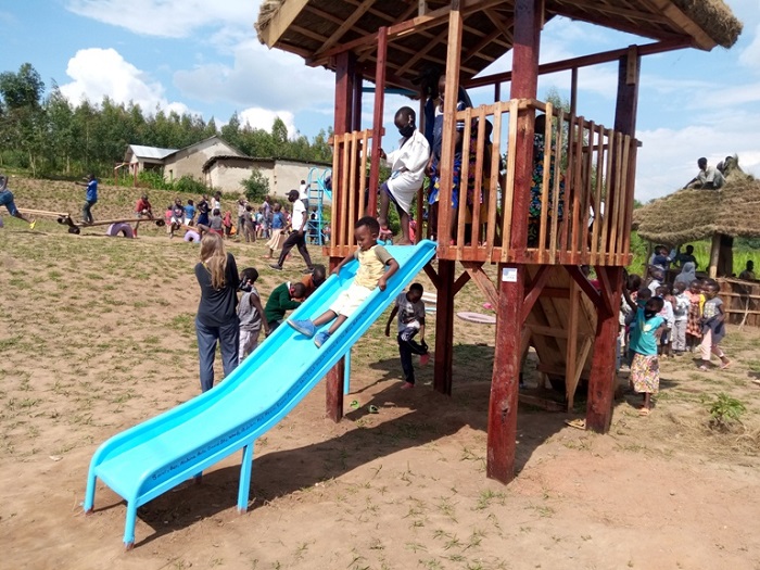 Umwicundo w'abakiri batoya umuntu yagereranya n'aho mu cyaro bamanukira ku mitumba