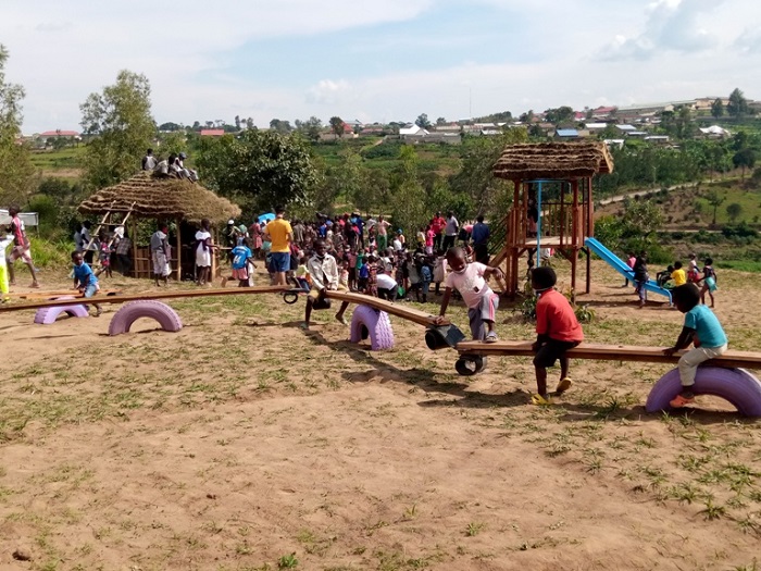 Iyi myicundo ifatanye hari abayicundaho bicaye, hakaba n'abayicundaho bahagaze