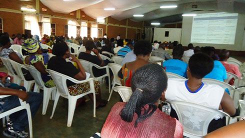 Abafatanyabikorwa b'akarere ka Nyarugenge, ku munsi w'imurikabikorwa bareba video zivuga ibyagezweho n'inyandiko z'imihigo mishya.