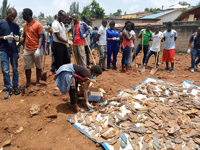 Izi ni inkweto abishwe bari bambaye