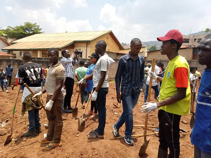 Urubyiruko rwa AERG rwafatanyije n'abaturage b'umurenge wa Rwezamenyo mu gushakisha imibiri