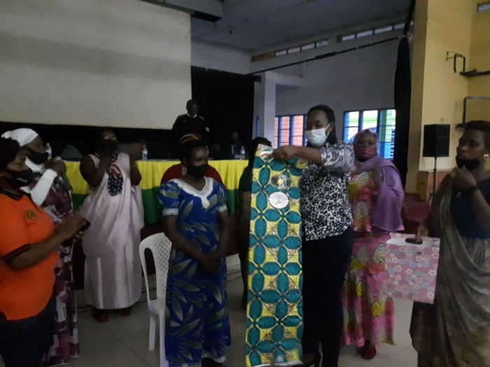 Ababyeyi muri Kimisagara bahaye uwitwa Mukanyandwi Esperance impano y'umwenda kubera kwitabira gutanga amakuru y'ihohoterwa ryakorerwaga mu rugo rwe