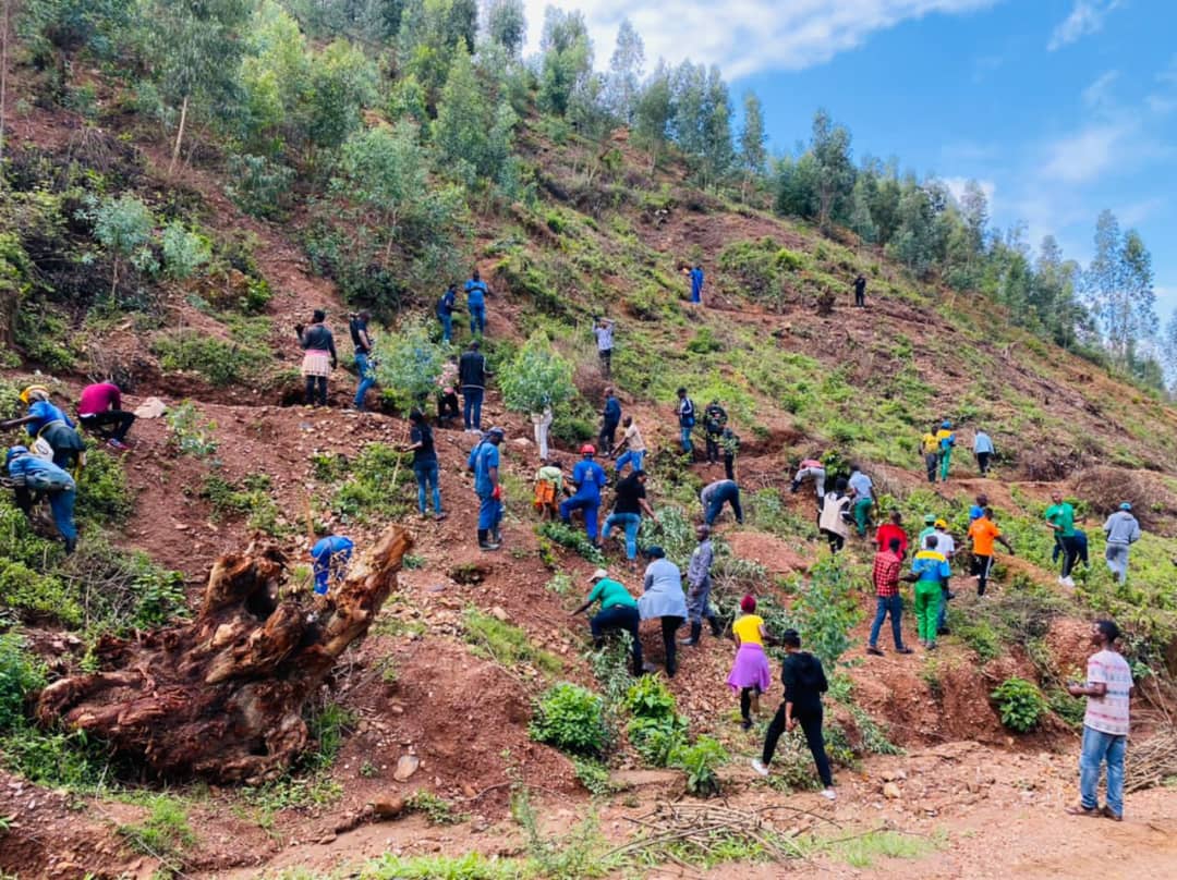 Umuganda ngarukakwezi w'urubyiruko, ku rwego rw'Igihugu, wabereye ku musozi wa Ruliba muri Nyarugenge