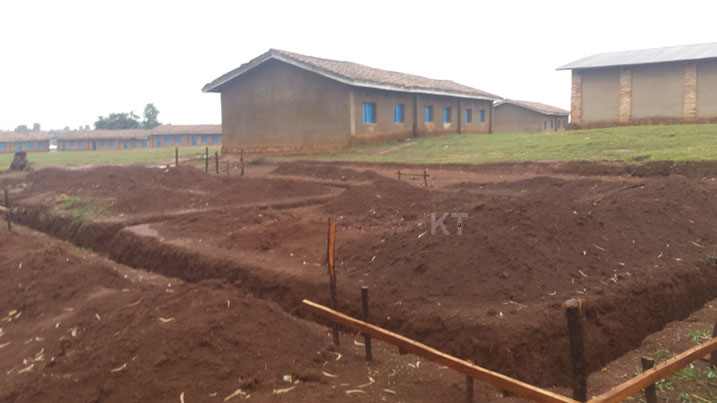 Nyuma y'umuganda rusange habayeho gupima ikibanza no gucukura umusingi