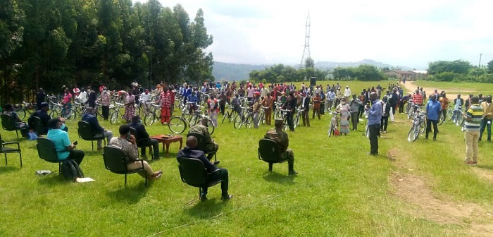 Mu Karere ka Nyaruguru abakuru b'Imidugudu yo ku nkiko bahawe amagare nk'impano y'umwaka mushya