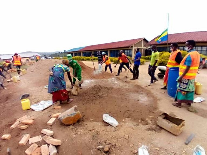 Abaturage barashishikarizwa kudasiba umuganda ku munsi umwe bagenewe mu cyumweru, kugira ngo amashuri azabe yuzuye mu kwa cyenda