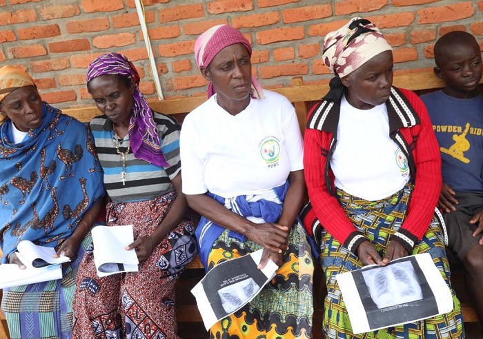 Abakenera ubuvuzi na bo barabuhabwa. Aba bari ahagenewe ubuvuzi mu nkambi ya Nyarushishi