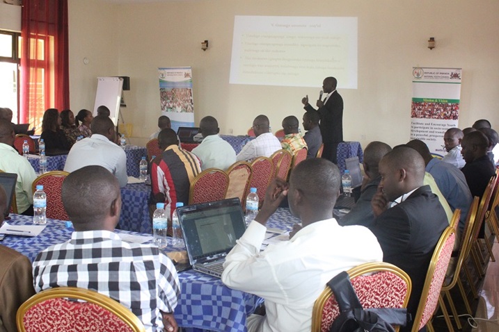 Urubyiruko ruhagarariye urundi rwitabiriye igikorwa cyo kumurika ubyavuye mu mihigo ya 2013/2014 no guhiga iy