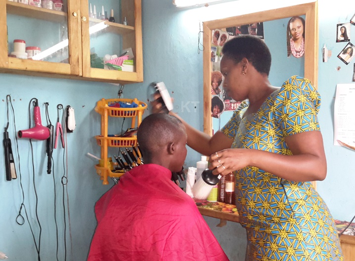 Nyenyeri avuga ko abamugana benshi baba ari abiyogoshesha kuruta abagore batunganya imisatsi.