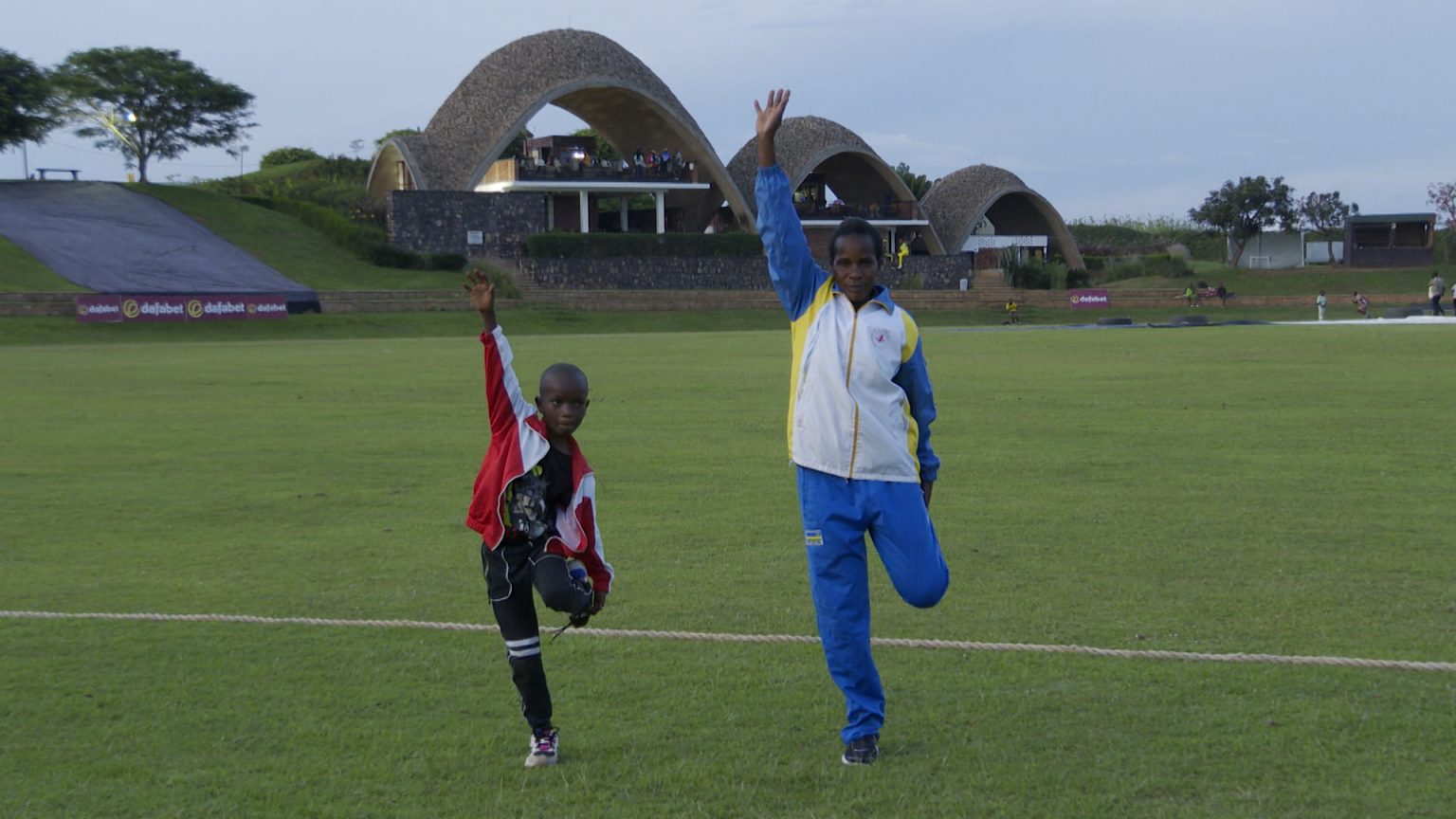 Nyirabarame mu myitozo n'umuhungu we w'imyaka umunani y'amavuko