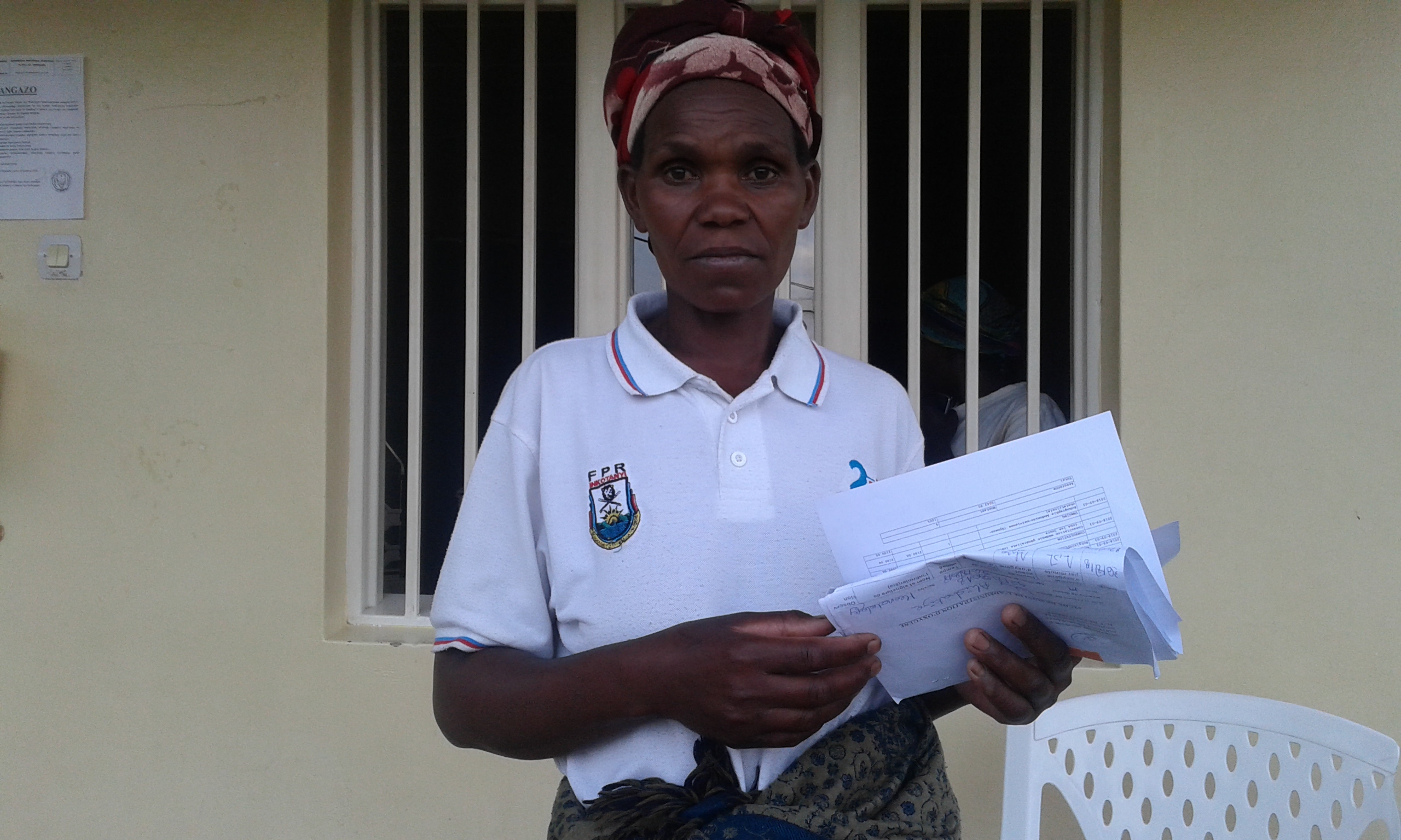 Nyirabatemberezi, nyina w'uwo mwana wabyaye, arasaba ubufasha