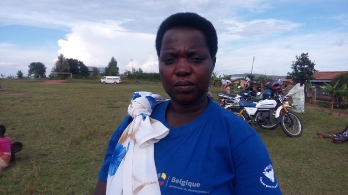 Nyirabizimana Jeanne w'i Mbazi mu Karere ka Huye avuga ko atarava mu bukene bukabije yabeshyaga abantu ko aba i Bugesera kugira ngo batazaza kumusura akabura aho abicaza