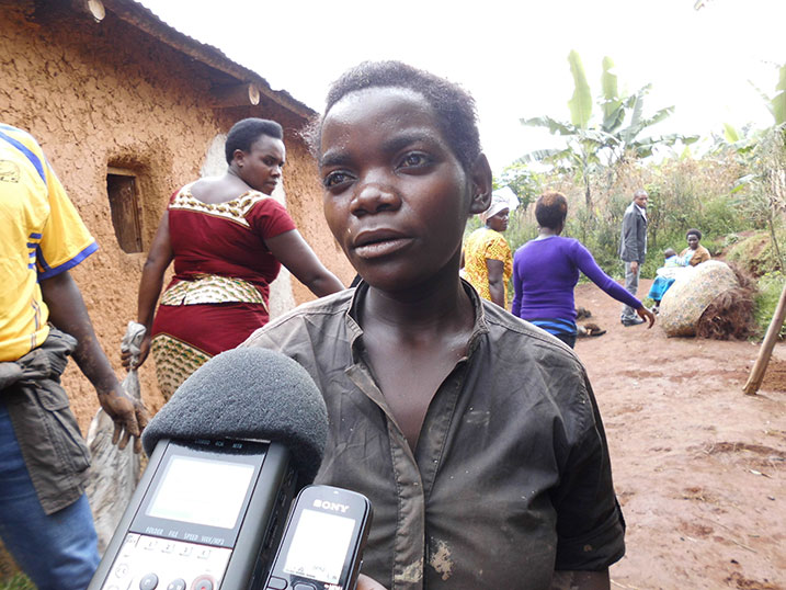 Nyirabukara avuga ko nta mbaraga bafite zo kwikorera isuku mu mazu.