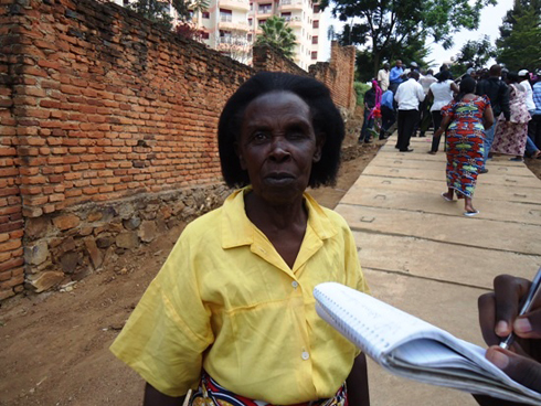 Umukecuru Nyirafaranga yishimiye ko ruhurura aturiye yakozwe neza. Iyo ruhurura yubatse ku buryo nta mazi azajya arenga ngo ajye mu ngo z