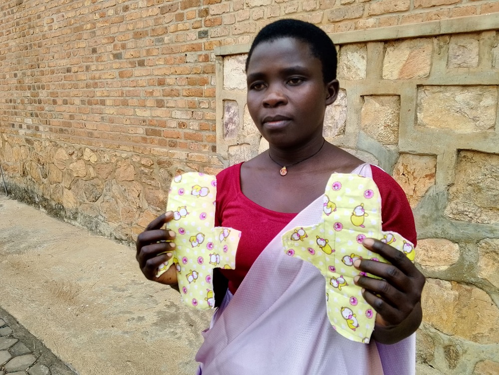 Nyiramahirwe avuga ko amaze kwigisha abakobwa basaga 60 uko bakwikorera kotegisi, ariko asanga bikwiye kurenga Umudugudu atuyemo bigafasha n