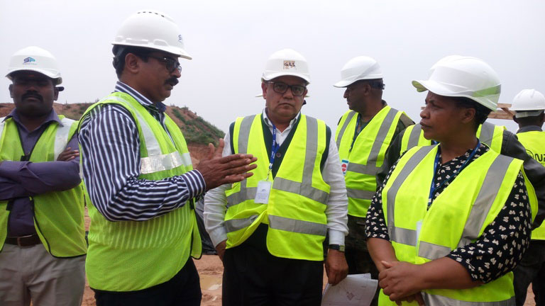 Guverineri Mureshyankwano ubwo yasuraga ahari kubakwa urwo ruganda yijejwe ko muri 2020 ruzaba rwuzuye 