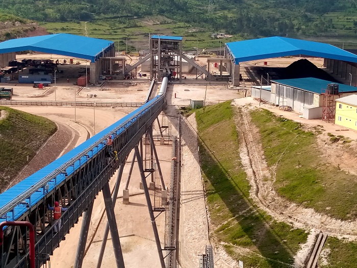 Ziriya hangari ebyiri ni zo zizajya zibikwamo nyiramugengeri, ari na ho hari ahari imyenge imenwamo hanyuma imashini zikayizamura, ikazamukira ahatwikiriwe n'aya mabati y'ubururu