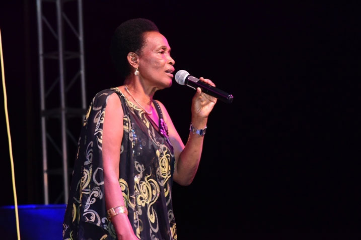 Nyiranyamibwa aririmba.