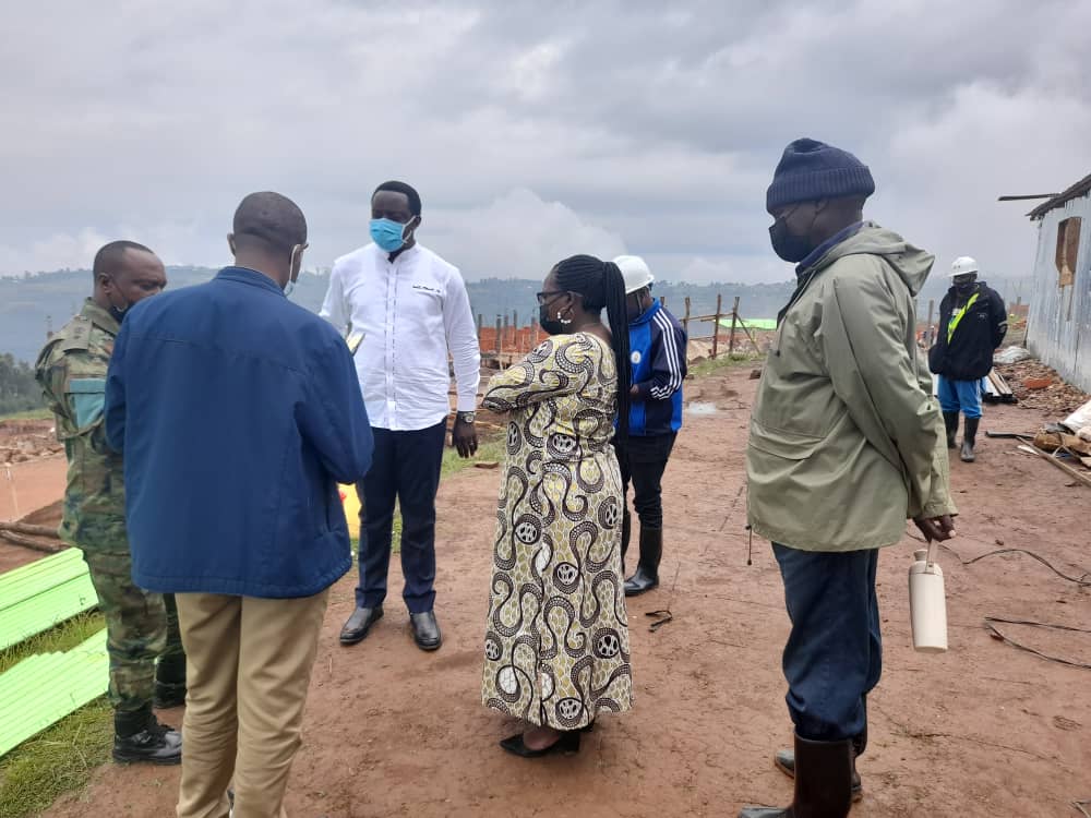 Guverineri w'Intara y'Amajyaruguru yishimiye ko abaturage bahawe akazi muri ibyo bikorwa byo kubaka Umudugudu