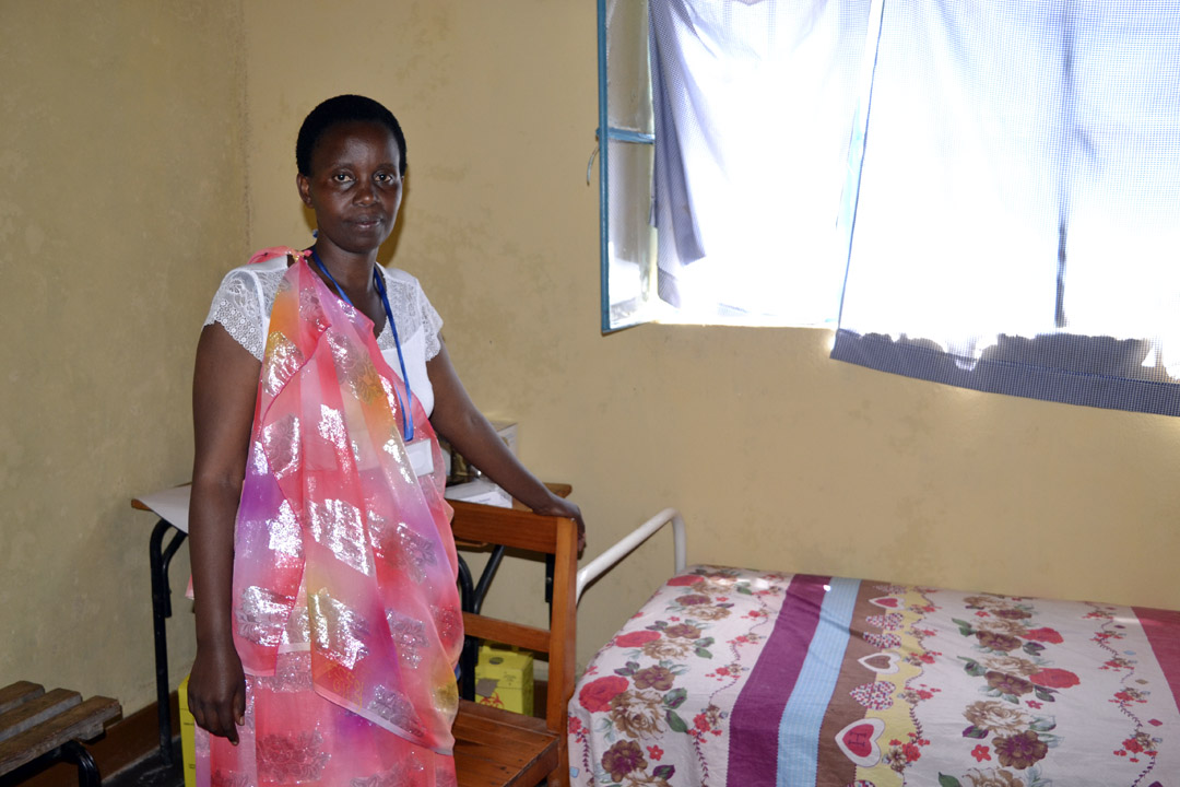 Nyirarukeye avuga ko bakeneye amazi meza no gusakara aho bakirira abarwayi