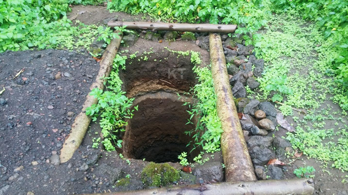 Nyiraruvugo bagombaga no kumwubakira ubwiherero bataha butarangiye none hasigaye ibyobo basize bacukuguye gusa.