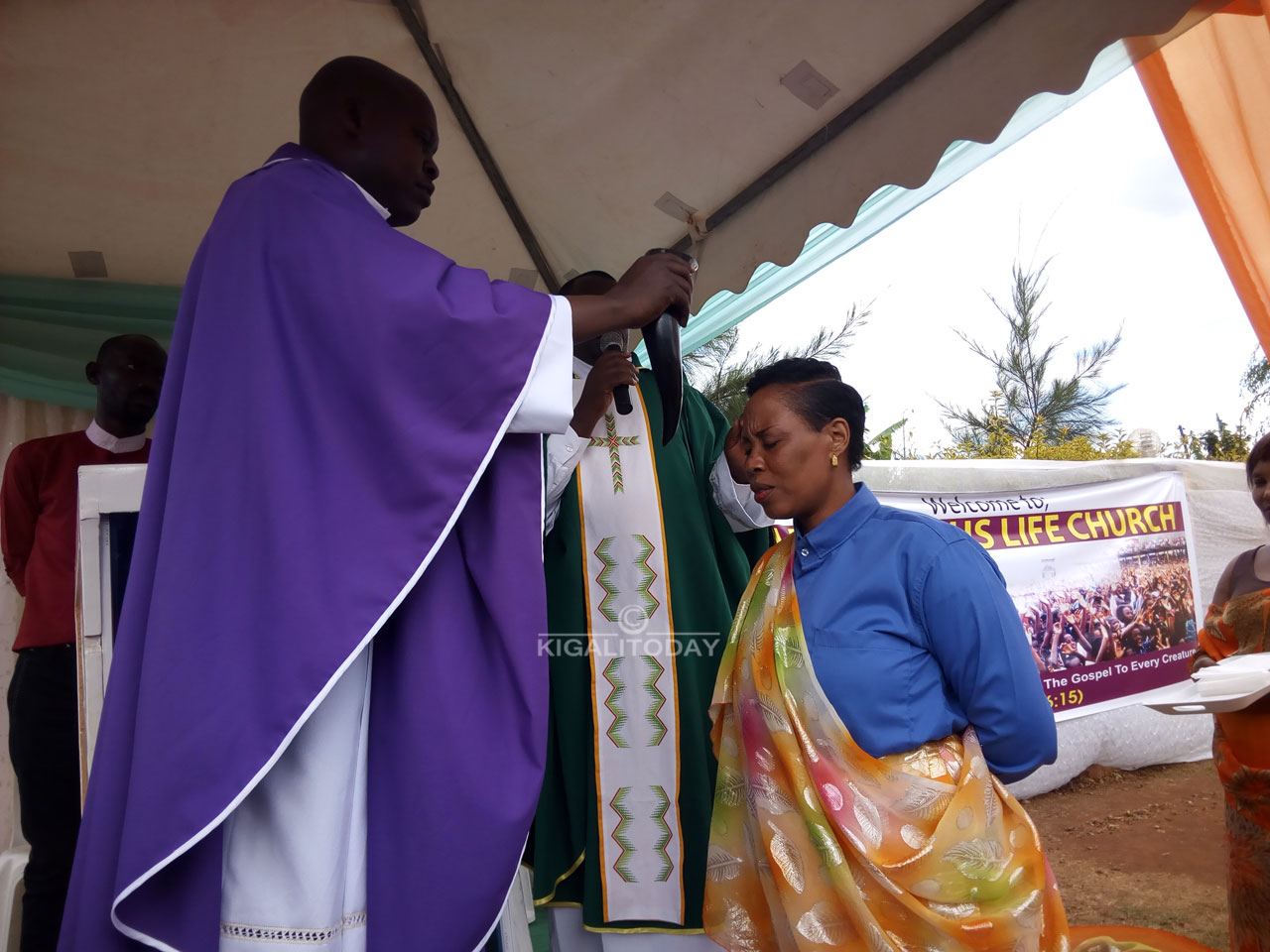 Nyuma y'uko Apotre Ngarambe Aimable waturutse i Burundi asiga amavuta Bishop Musisi Bob Charles na we yasize amavuta abapasiteri batandatu.