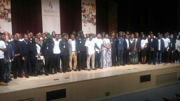 Nyuma yo kwibuka bafashe ifoto y'urwibutso