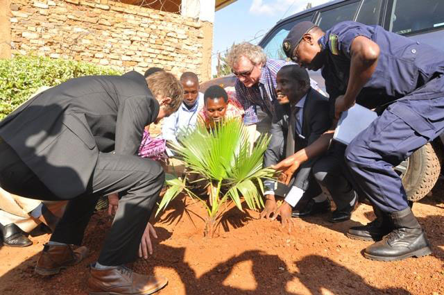Nyuma yo gufungura ku mugaragaro iki kigo, hanatewe n'igiti cy'ikizere.