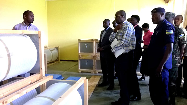 Nyuma yo gutunganya imibiri izashyirwa mu masanduku y'ibirahuri yabugenewe.