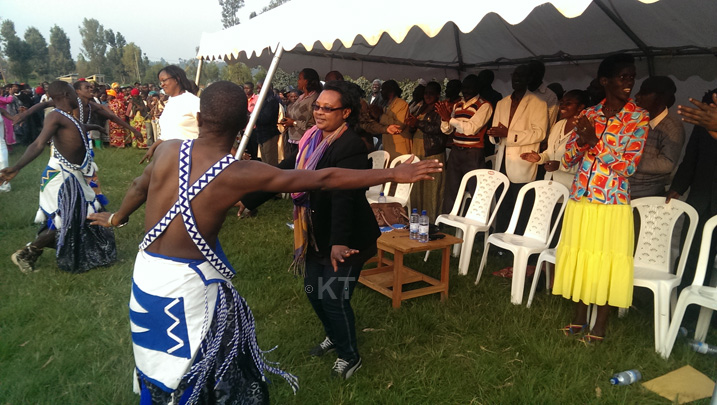 Nyuma Abadepite bacinye umudiho n'abaturage