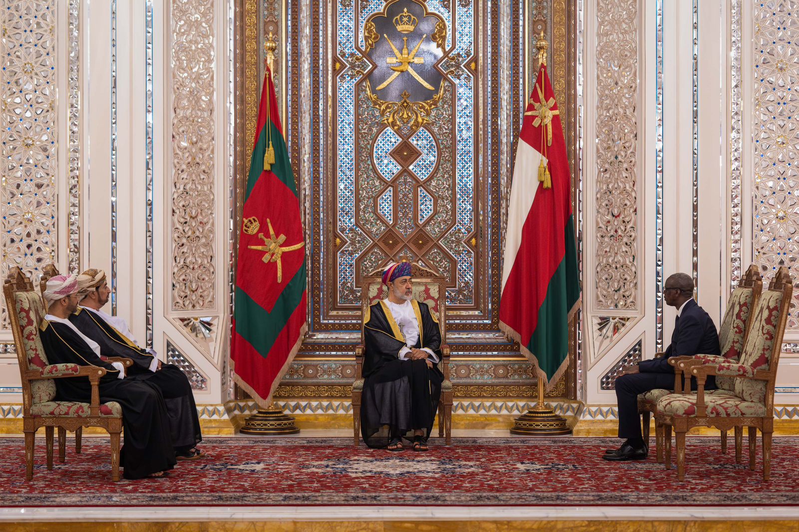 Nyuma yo kumushyikiriza izo nyandiko bagiranye ibiganiro