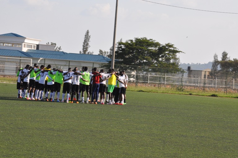 Nyuma y'imyitozo barasenga.