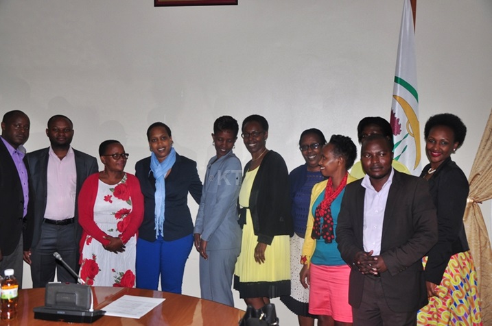 Nyuma yo guhererekanya ububasha bafashe ifoto y'urwibutso.