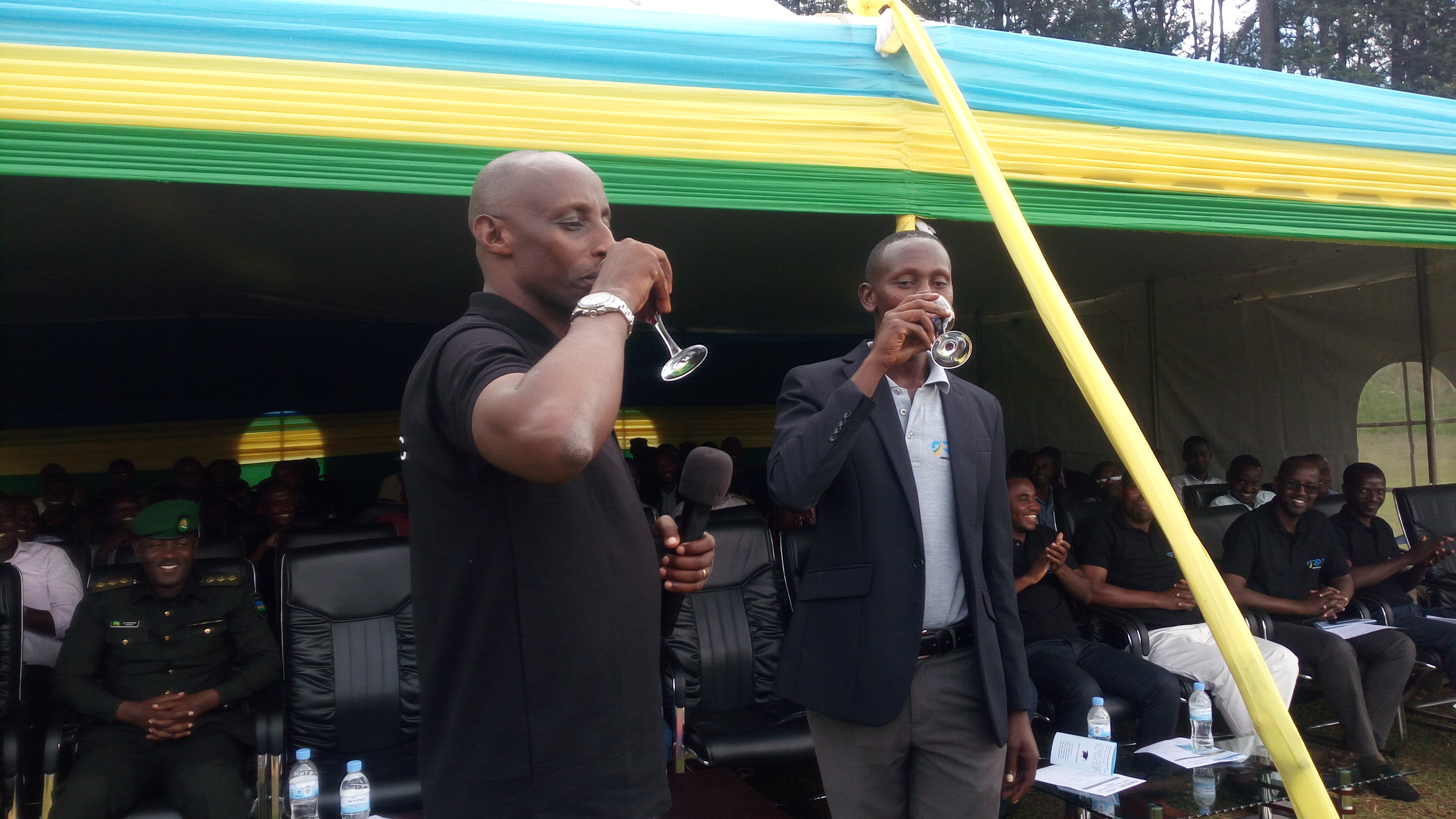 Nyuma yo gusinyana imihigo basomye ku ntango nk'ikimenyetso ko imihigo bazayesa