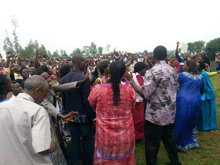 Nyuma yo gusobanurirwa ibyavuguruwe mu itegeko nshinga basabanye n'abashyitsi babyina