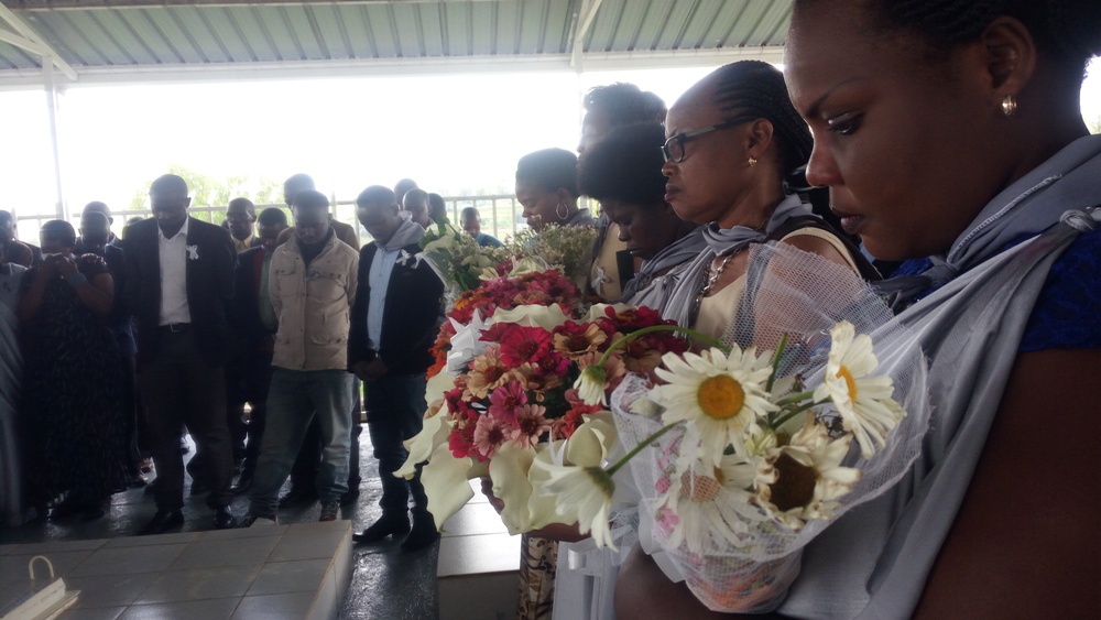 Nyuma yo gusura urwibutso rwa Jenoside rwa Murambi, bunamiye Abatutsi bahashyinguye
