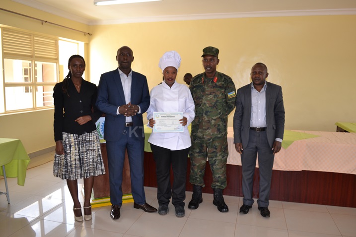 Nyuma yo kurangiza amasomo yabo bahawe na certificats.