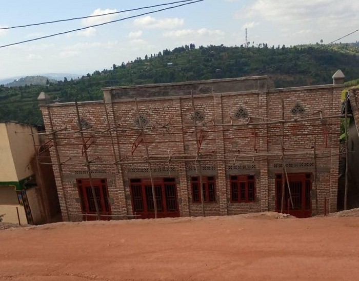 Iyi nzu Nsanzabarinda yujuje mu isantere ya Viro, akaba azayigira uruganda rudoda imyenda