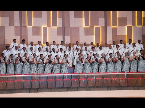 Aba banyeshuri baririmbye mu nama ya Afurika yunze ubumwe yabereye mu Rwanda muri 2016