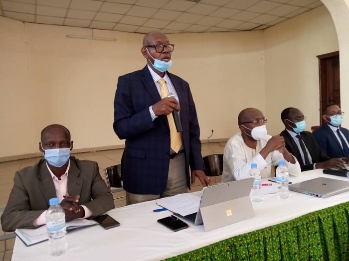 Albert Mutesa, umunyamabanga mukuru wa CNRU (uhagaze)