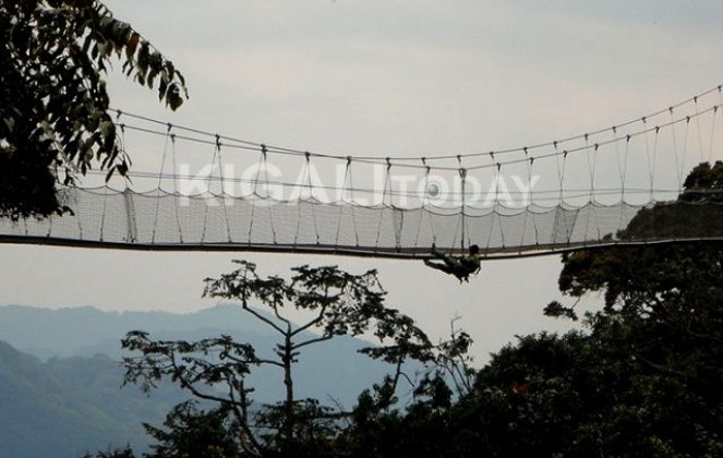 Umutekinisiye aha aragenzura ubuziranenge bw'iki kiraro cyo mu kirere muri Nyungwe