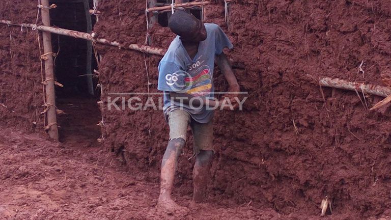 Nzabakurana afatanya na bagenzi be kubaka inzu agiye guturamo