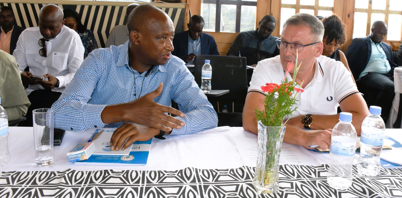 Nzabamwita (ibumoso) avuga ko hashize imyaka 10 atarabona icyangombwa cyo kubaka