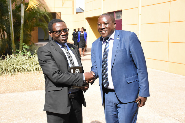 Nzamwita Deogratias wahoze ayobora Akarere ka Gakenke, ari kumwe na Minisitiri Gatabazi