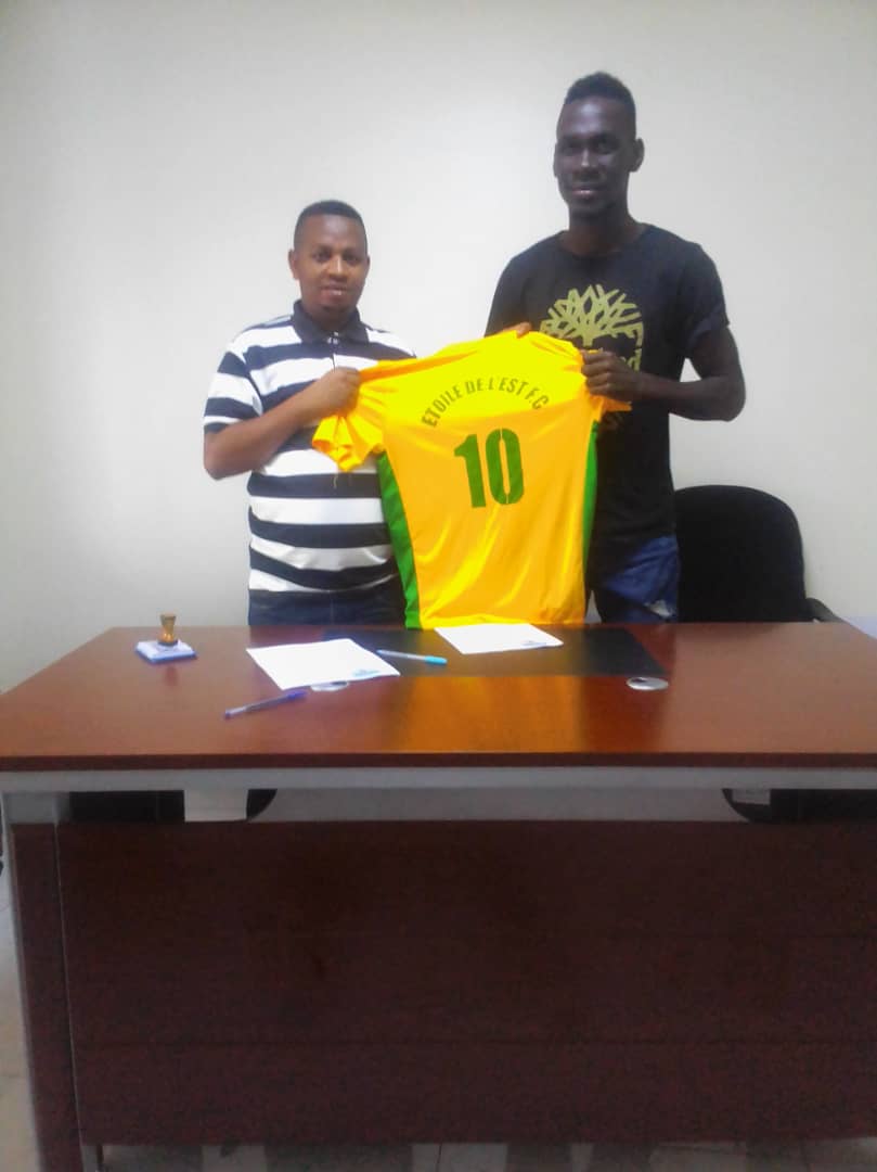 Nziengui Koumba Nicodeme Russel ukina hagati mu kibuga wagiye muri Etoile de l'Est