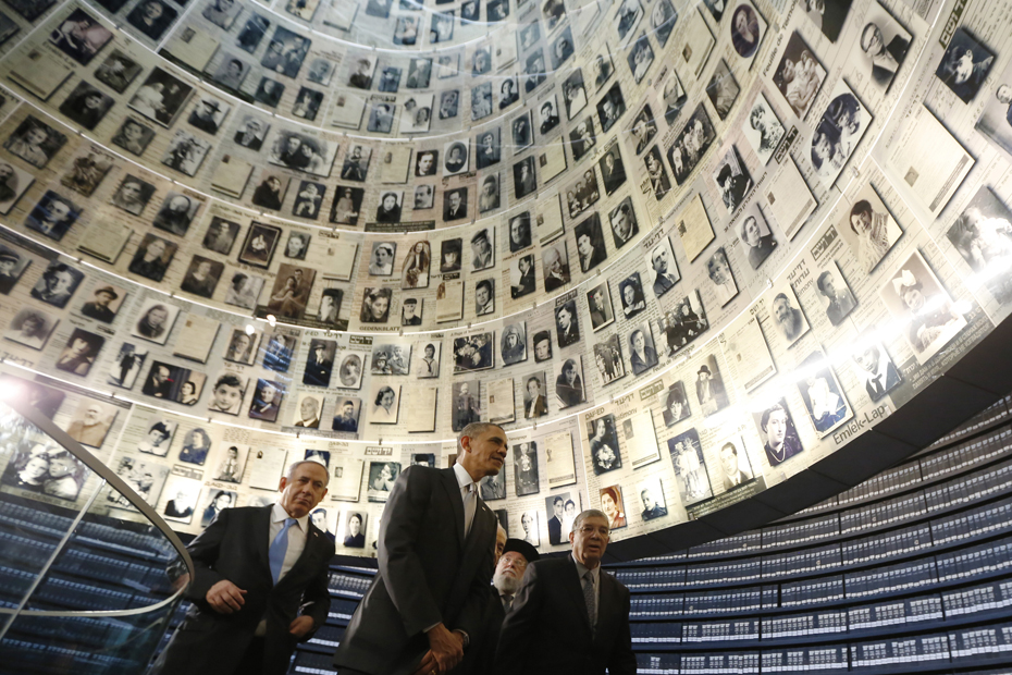 Uwahoze ari perezida wa America Barack Obama asura urwibutso rwa Shoah ruri i Paris 
