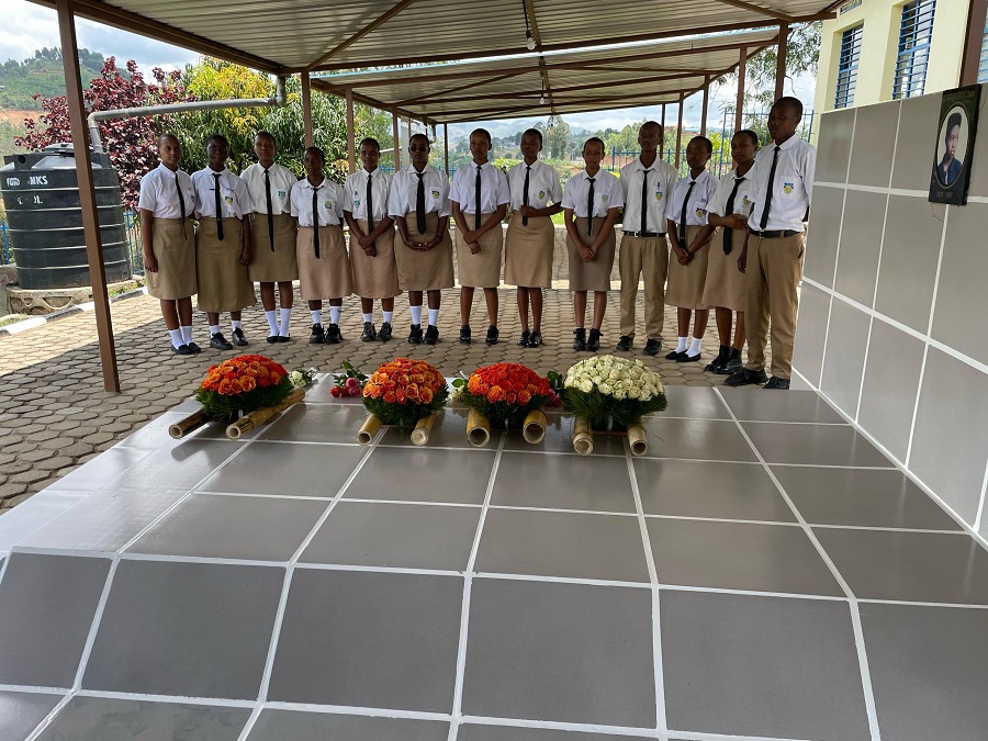 Abana biga ku ishuri rya Nyange bibuka Intwari zababanjirije