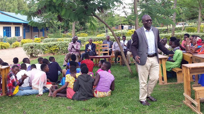 Dr. Ndayambaje avuga ko nta mwana ucuka ku mubyeyi 