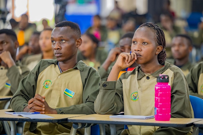 urubyiruko rw'Intore z'Imbuto Zitoshye zabajije Minisitiri Dr. Bizimana bimwe mu bibazo zari zifitiye amatsiko 