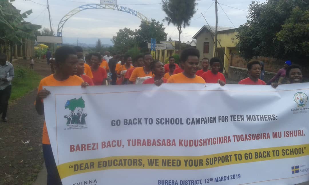 Bakoze urugendo rwo kwishimira amahirwe bahawe yo gusubizwa mu ishuri